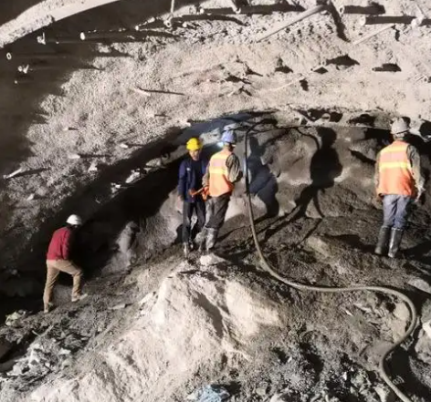 类乌齐拱顶带模注浆料的施工流程及注意事项